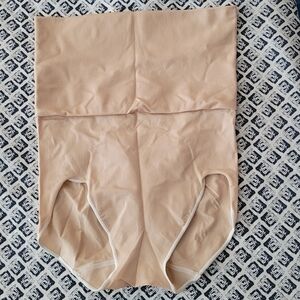 HBI SEAMLESS  SAMPLE  2xl SHAPE WEAR